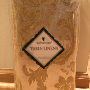 Waterford table linens (set of 4)